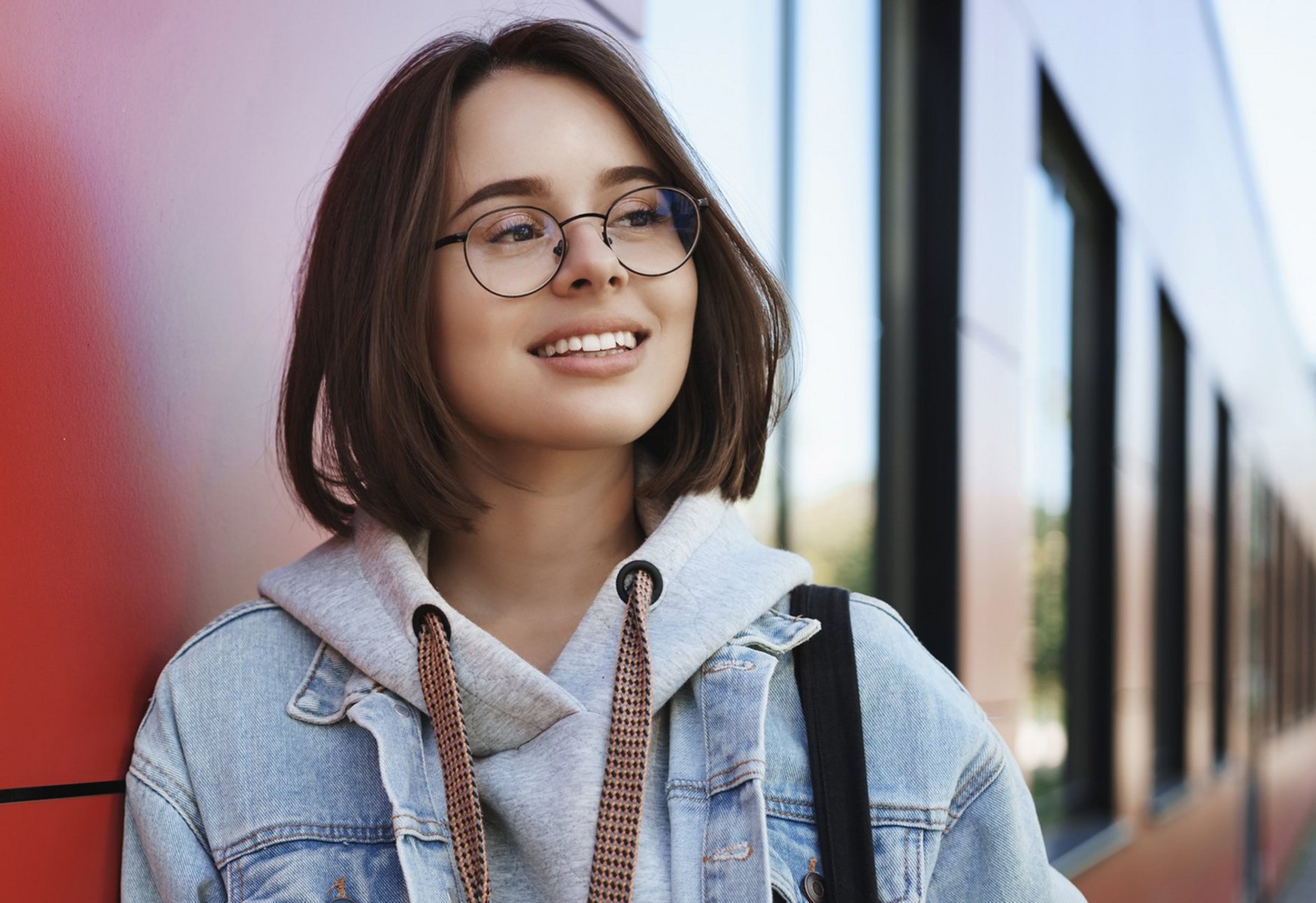 Lächelnde junge Frau mit Brille 