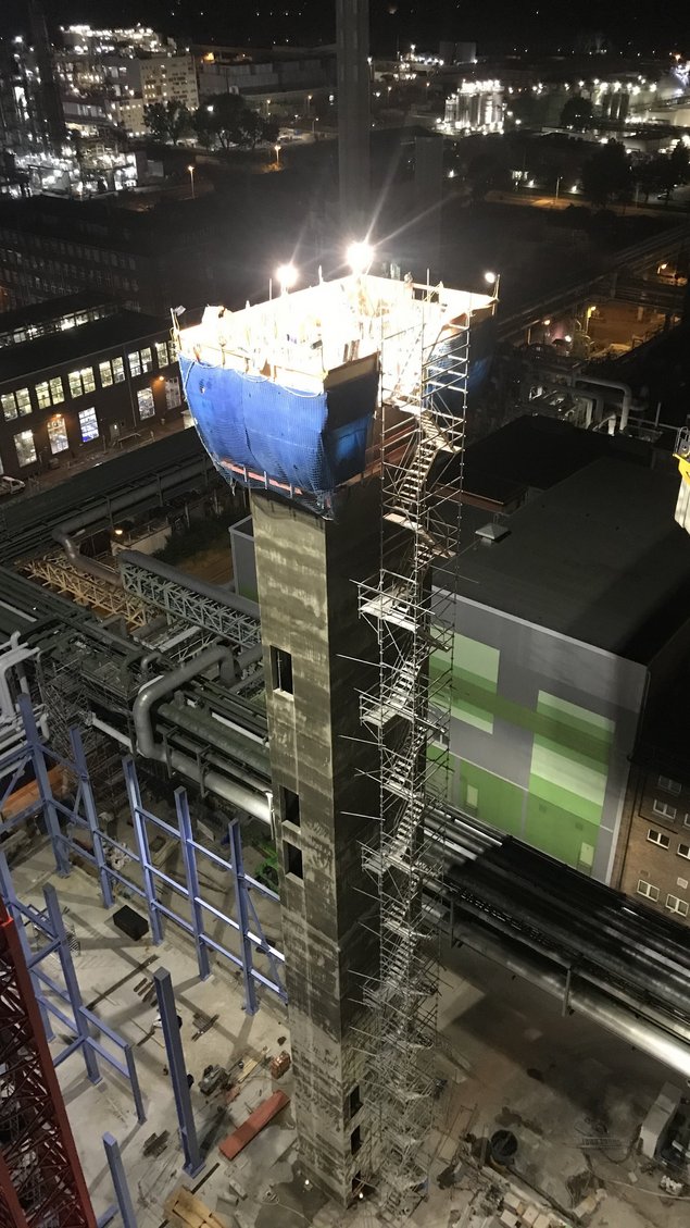 Baustelle Turm bei Nacht