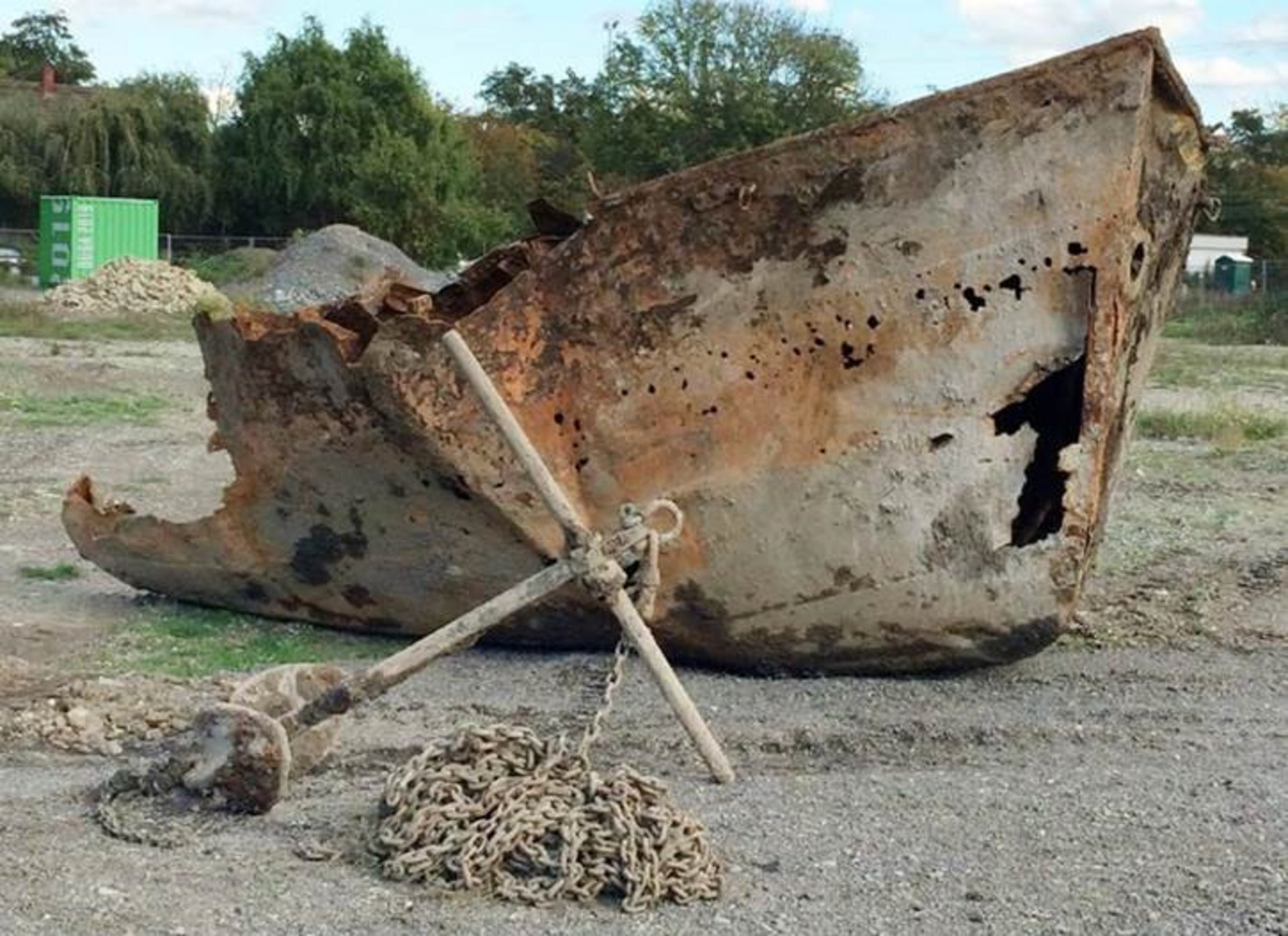 Ausgrabung Baustelle: Bug eines alten Schiffwracks mit zugehörigem Anker an einer schweren eisernen Kette