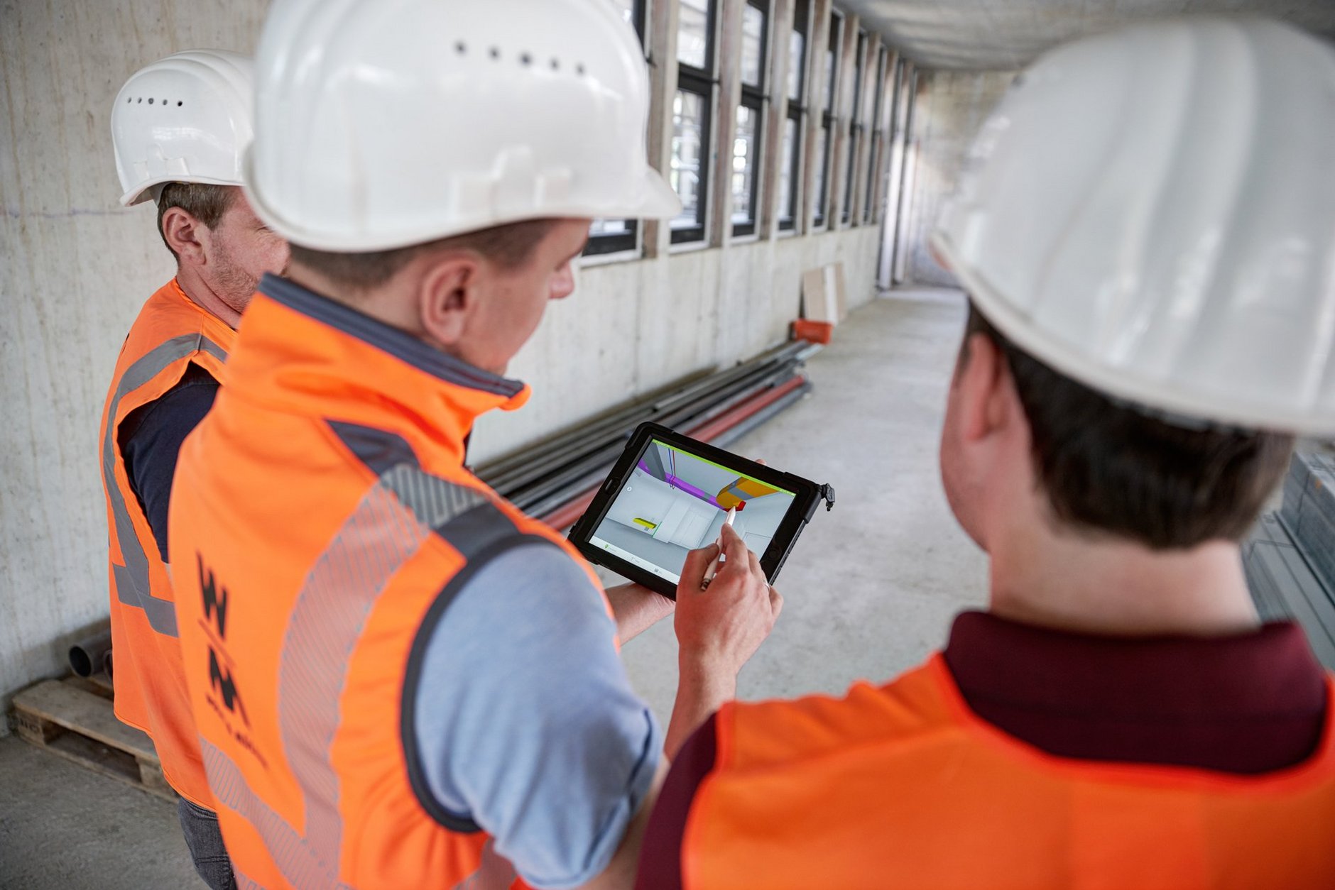 Bauarbeiter besprechen sich mit Tablet